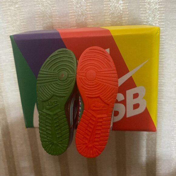 MINIATURE  NIKE AIR DUNK SHOES (5 INCHES IN LENGTH) ORIGONAL BOX NEW main image 5